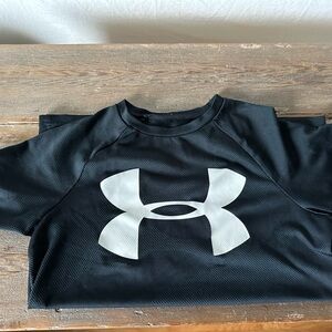 Kids under Armour, black dry fit T-shirt